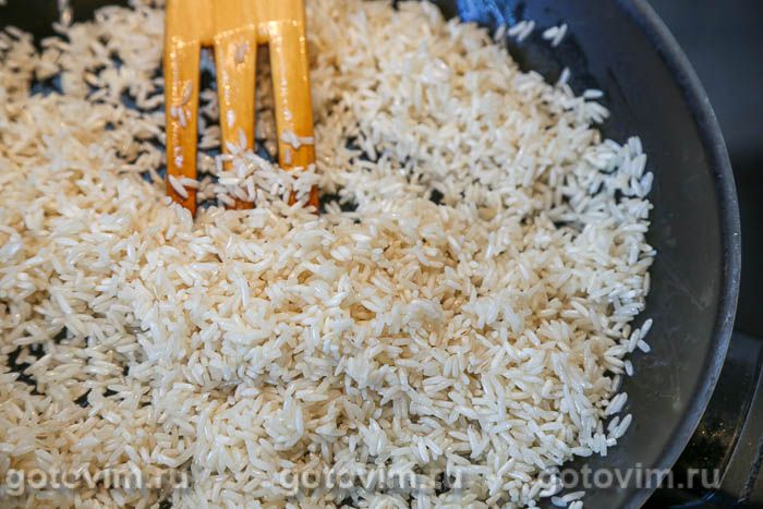 Рецепт рассыпчатого риса с морковью. Рис на сковороде рассыпчатый. Жареный рассыпчатый рис. Рис рассыпчатый на гарнир в сковороде. Обжарить рис перед варкой.
