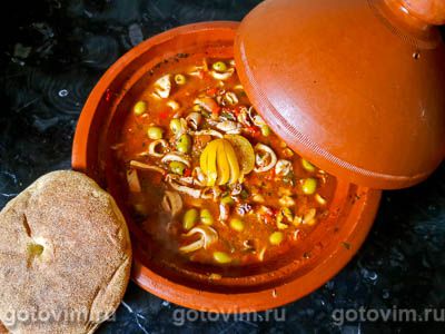 Кальмары в томатном соусе с оливками по-мароккански в тажине. Фото-рецепт