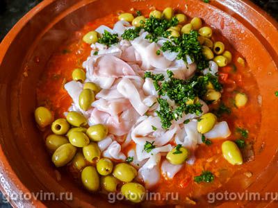 Кальмары в томатном соусе с оливками по-мароккански в тажине, Шаг 07