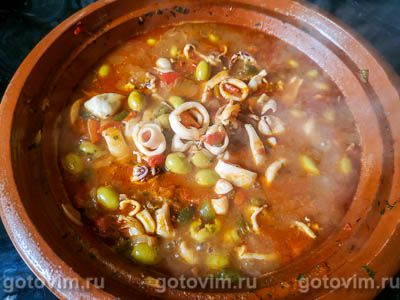 Кальмары в томатном соусе с оливками по-мароккански в тажине, Шаг 08
