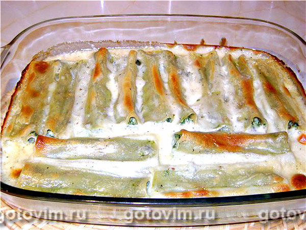 Каннелони со шпинатом и рикоттой под соусом с горгонзолой. Фотография рецепта
