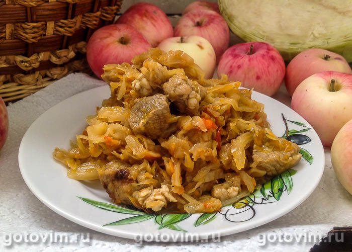 Тушеная капуста с мясом и яблоками в мультиварке. Фотография рецепта