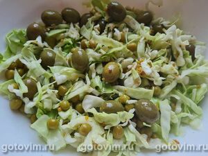 Салат из свежей капусты с горошком, оливками и горчичной заправкой