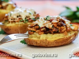 Запеченный картофель, фаршированный жареными грибами и беконом