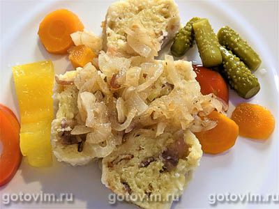 Картофельные колбаски с жареной грудинкой