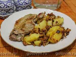 Молодой картофель, жаренный дольками с лисичками в мультиварке