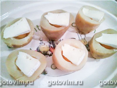 Картофель, запеченный с перепелиными яйцами и камамбером , Шаг 04