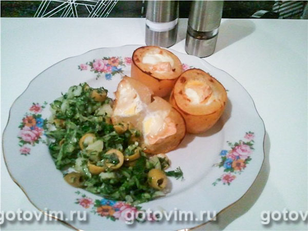 Картофель, запеченный с перепелиными яйцами и камамбером . Фотография рецепта