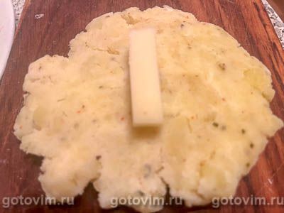 Картофельные пирожки с сыром сулугуни, Шаг 04