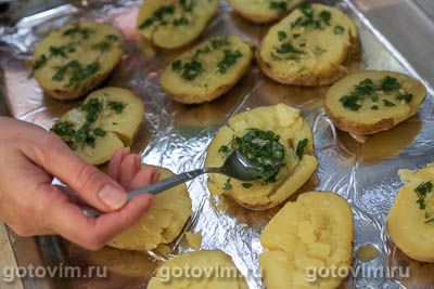Мятая картошка в духовке с зеленью и моцареллой, Шаг 06