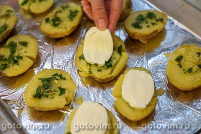 Мятая картошка в духовке с зеленью и моцареллой, Шаг 07