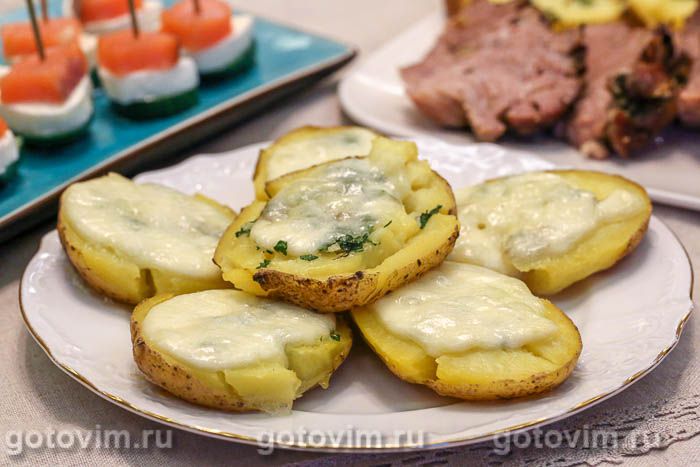 Мятая картошка в духовке с зеленью и моцареллой. Фотография рецепта