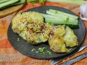 Мятая картошка в мундире с чесноком и сыром в микроволновке