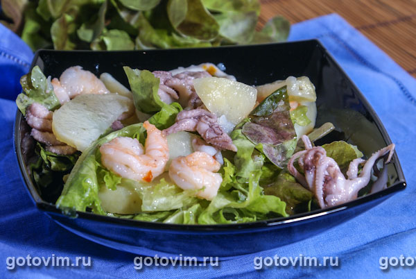 Картофельный салат с морепродуктами. Фотография рецепта