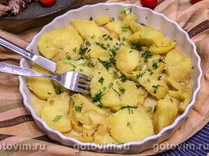 Картофель кусочками, приготовленный с бульоном в микроволновке