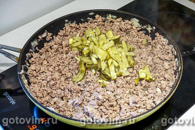 Картофельная запеканка с мясным фаршем и маринованными огурцами, Шаг 06