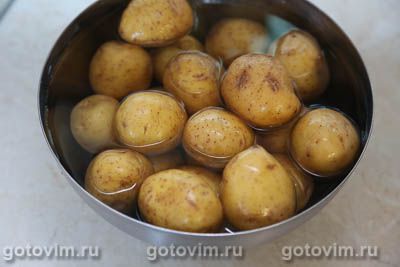 Мелкий картофель в кожуре, обжаренный в чесночном масле с розмарином, Шаг 01