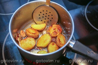 Мелкий картофель в кожуре, обжаренный в чесночном масле с розмарином, Шаг 06