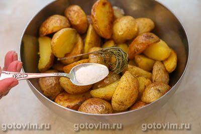 Мелкий картофель в кожуре, обжаренный в чесночном масле с розмарином, Шаг 08