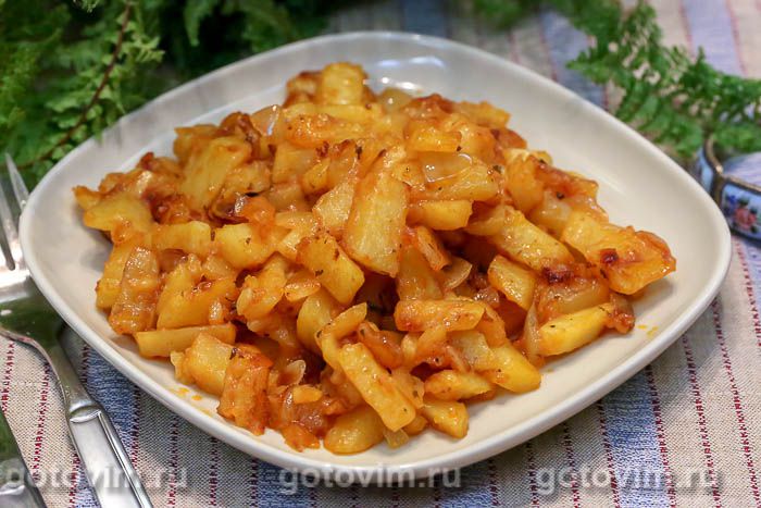 Картофель, жаренный с томатной пастой. Фотография рецепта