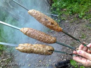 Котлеты на шампурах на мангале (вариант люля-кебаба)