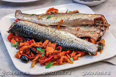Кефаль в духовке, запеченная на овощной подушке