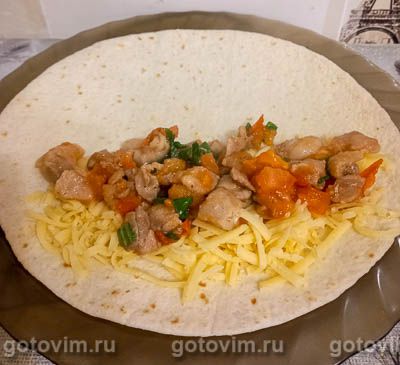 Кесадилья с курицей, сыром и помидором, Шаг 06