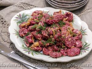 Клецки свекольные с жареным луком и сметаной