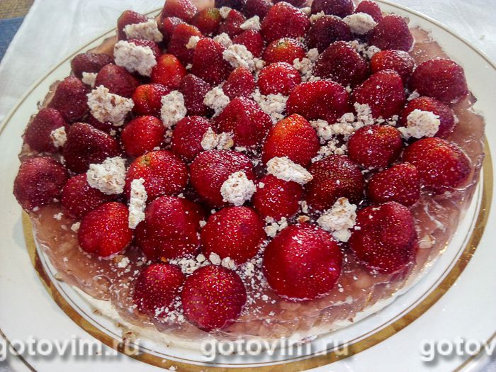 Десерт из клубники с желе, творогом и миндальной крошкой. Фотография рецепта
