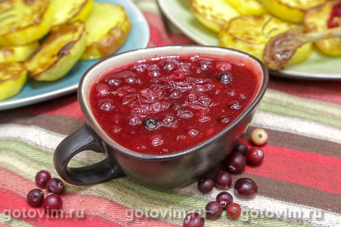 Клюквенный соус с красным вином и корицей . Фотография рецепта