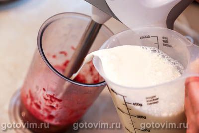 Молочный коктейль с мороженым и малиной, Шаг 03