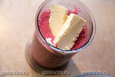 Молочный коктейль с мороженым и малиной, Шаг 05