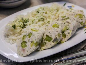 Рулетики из куриной грудки со спаржей, варенные в пищевой пленке