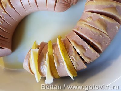 Колбаса, запеченная с сыром, яблоками и горчицей по-шведски, Шаг 04