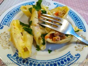 Конкильони, фаршированные куриным фаршем и сыром