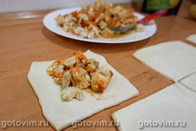 Конвертики из слоёного теста с курицей и корейской морковью , Шаг 04