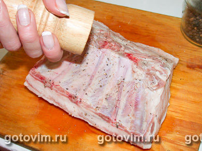 Вяленая свиная корейка (карбонат) в мокрой обмазке специями.