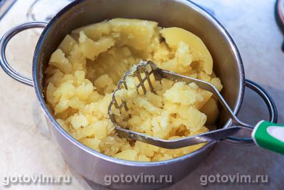 Картофельные котлеты из пюре с колбасой и сыром, Шаг 02