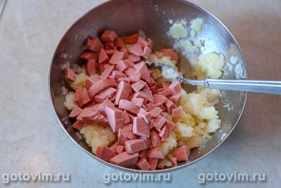 Картофельные котлеты из пюре с колбасой и сыром, Шаг 04