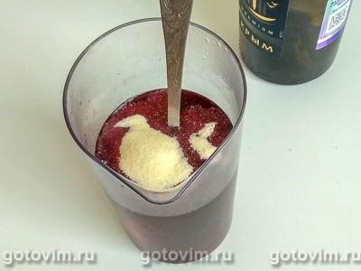 Десерт из красной смородины в желе из вина, Шаг 03