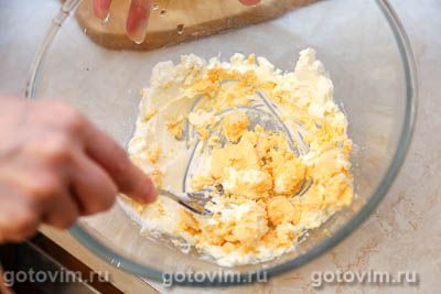 Закуска из печени трески на крекерах, Шаг 03
