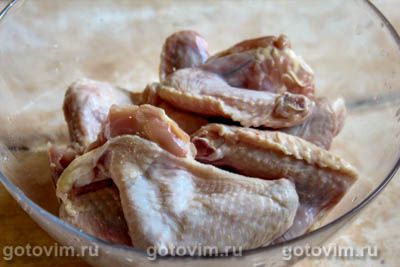 Куриные крылышки в духовке, запеченные с яблоками и вишней, Шаг 01