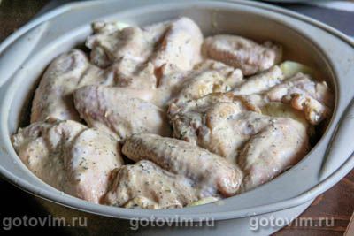 Куриные крылышки в духовке, запеченные с яблоками и вишней, Шаг 05