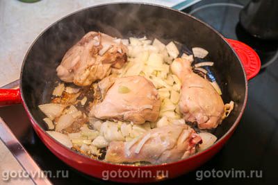 Куриные бедра с кабачками в сметане на сковороде, Шаг 04