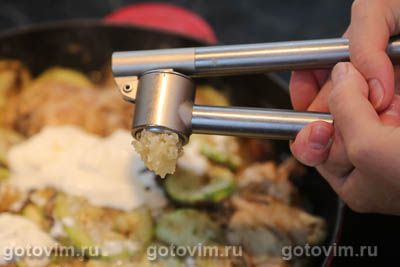 Куриные бедра с кабачками в сметане на сковороде, Шаг 09