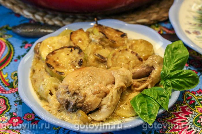 Куриные бедра с кабачками в сметане на сковороде. Фотография рецепта