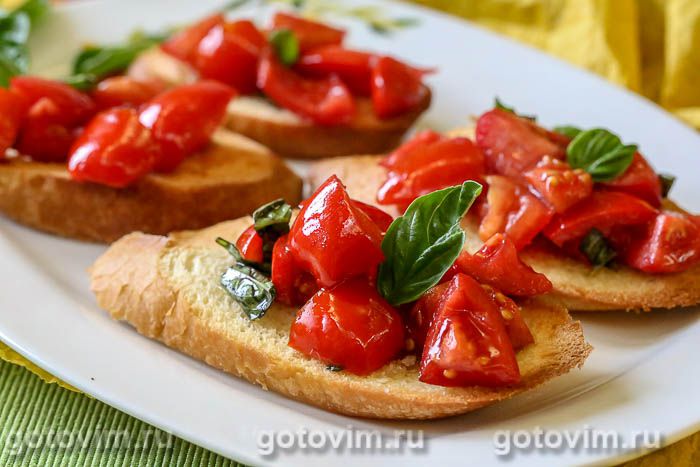 Кростини с помидорами и базиликом. Фотография рецепта