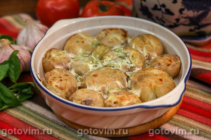 Мини картофель в духовке, запеченный с чесноком и сметаной. Фотография рецепта