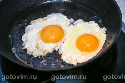 Круассаны с сыром, хрустящим беконом и жареным яйцом, Шаг 03