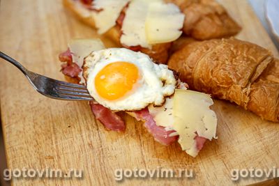 Круассаны с сыром, хрустящим беконом и жареным яйцом, Шаг 06